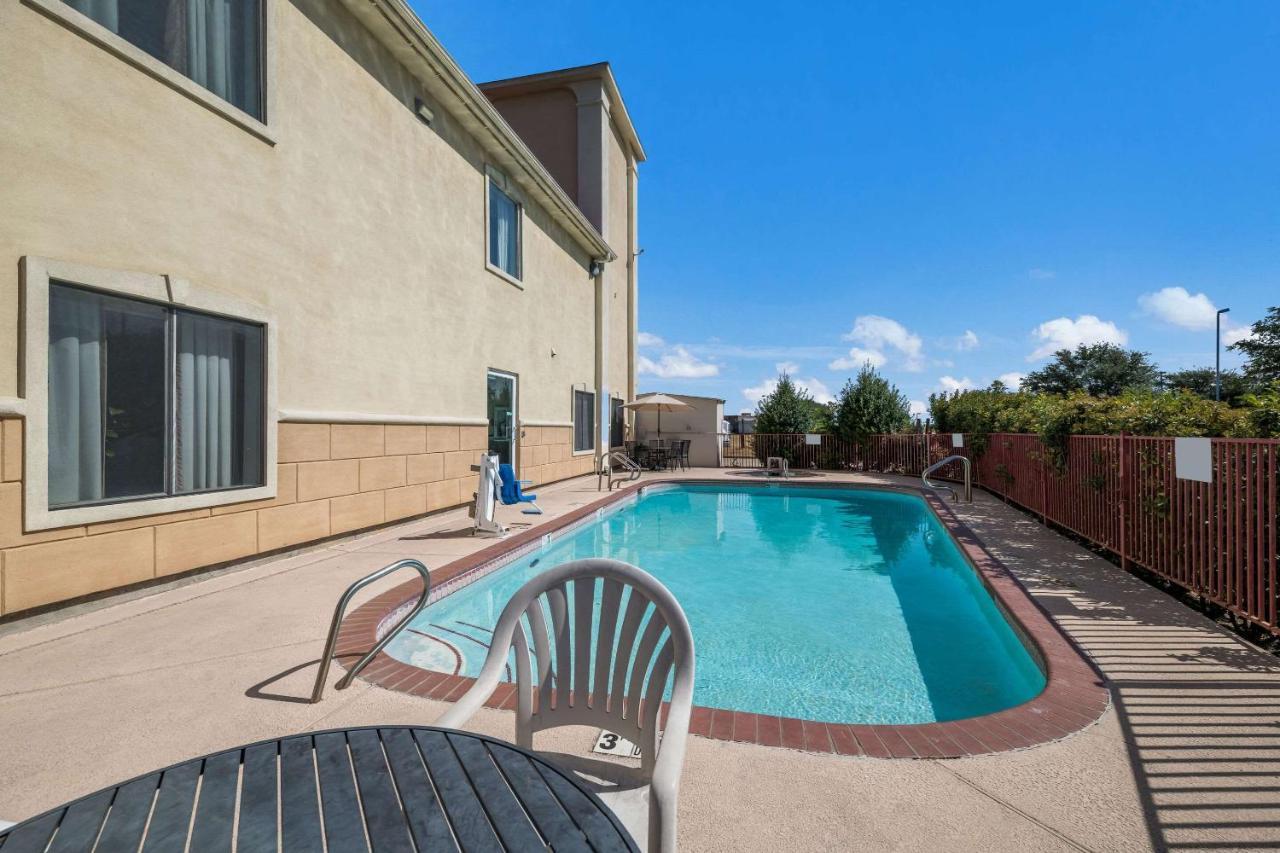 Quality Inn & Suites Terrell Exterior photo