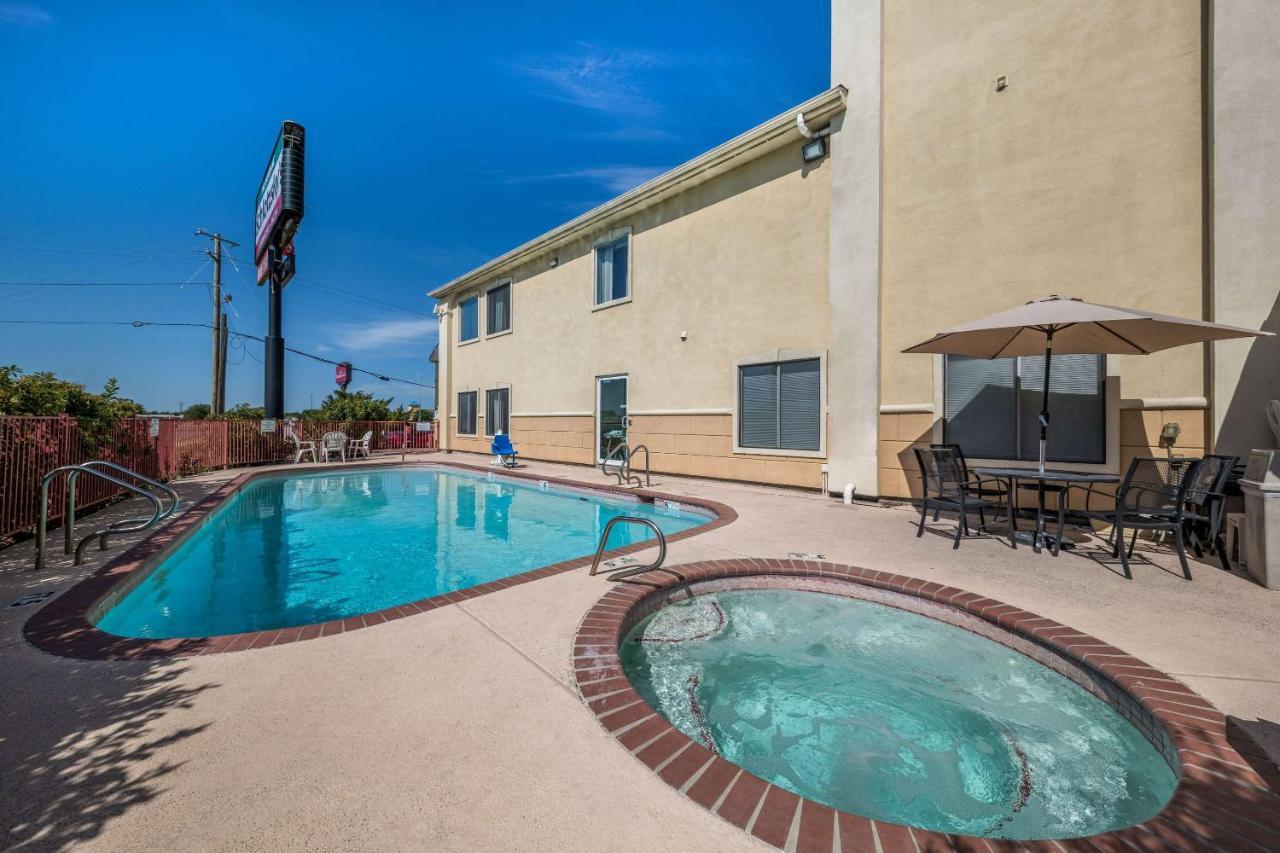 Quality Inn & Suites Terrell Exterior photo